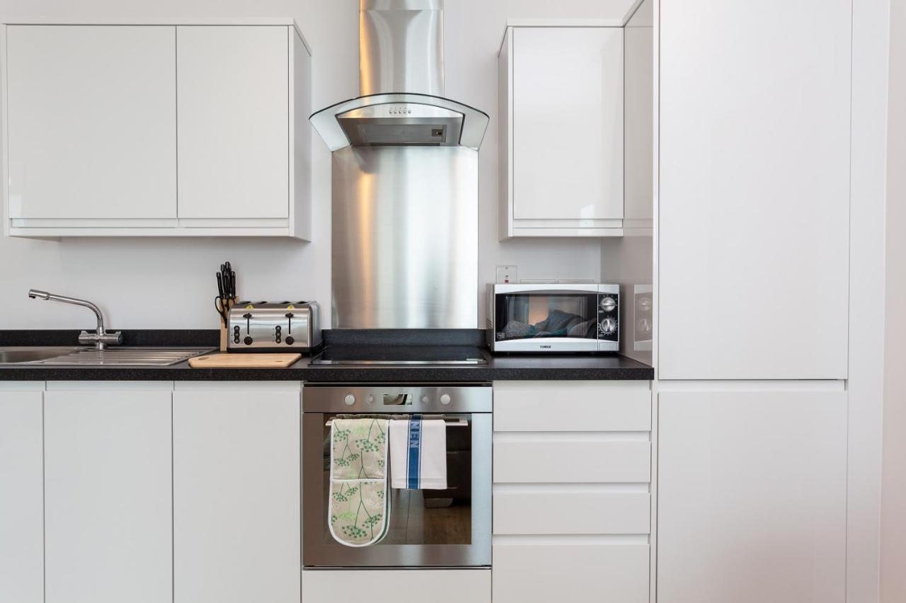 Self-Contained Town Centre One Bedroom Apartments By Helmswood Serviced Apartments Редхилл Экстерьер фото