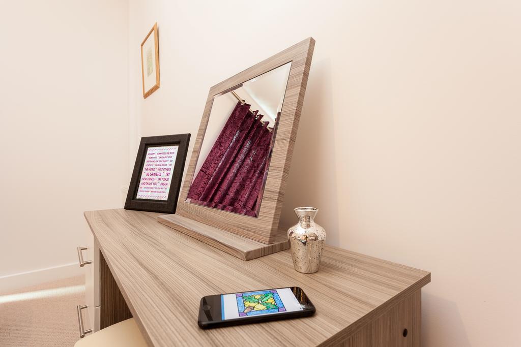 Self-Contained Town Centre One Bedroom Apartments By Helmswood Serviced Apartments Редхилл Экстерьер фото