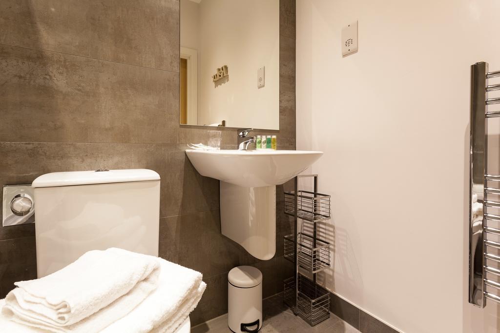 Self-Contained Town Centre One Bedroom Apartments By Helmswood Serviced Apartments Редхилл Экстерьер фото