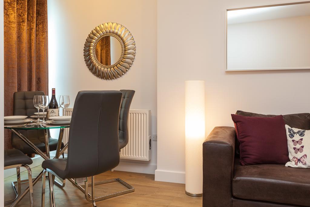 Self-Contained Town Centre One Bedroom Apartments By Helmswood Serviced Apartments Редхилл Экстерьер фото