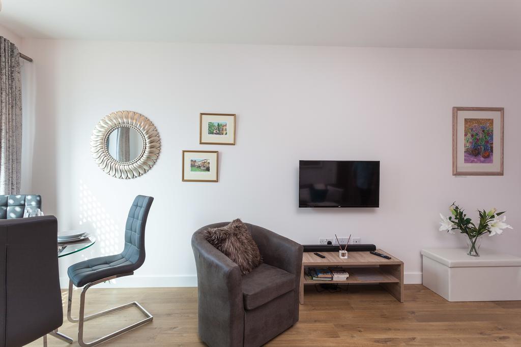 Self-Contained Town Centre One Bedroom Apartments By Helmswood Serviced Apartments Редхилл Экстерьер фото