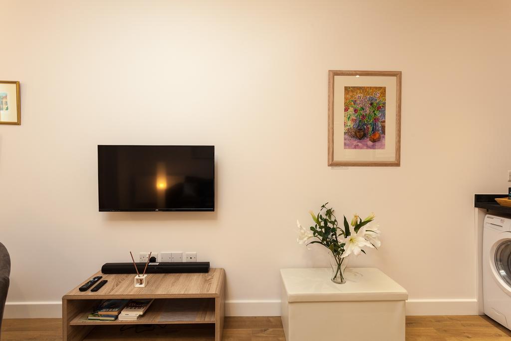 Self-Contained Town Centre One Bedroom Apartments By Helmswood Serviced Apartments Редхилл Экстерьер фото