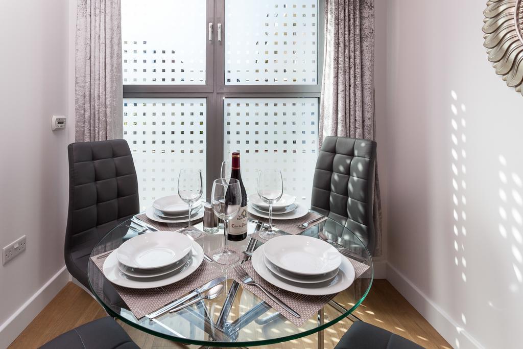 Self-Contained Town Centre One Bedroom Apartments By Helmswood Serviced Apartments Редхилл Экстерьер фото