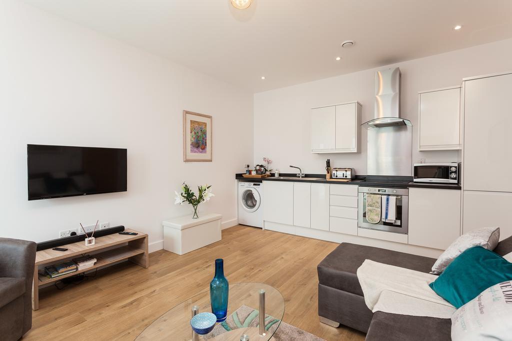 Self-Contained Town Centre One Bedroom Apartments By Helmswood Serviced Apartments Редхилл Экстерьер фото
