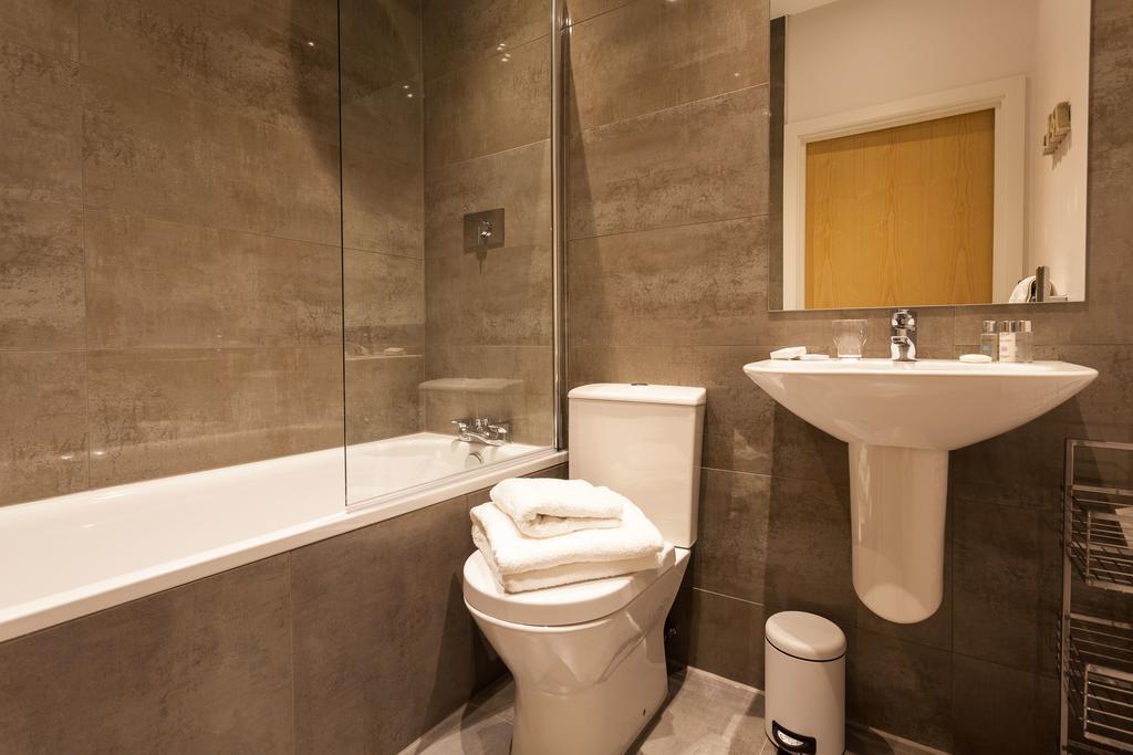 Self-Contained Town Centre One Bedroom Apartments By Helmswood Serviced Apartments Редхилл Экстерьер фото