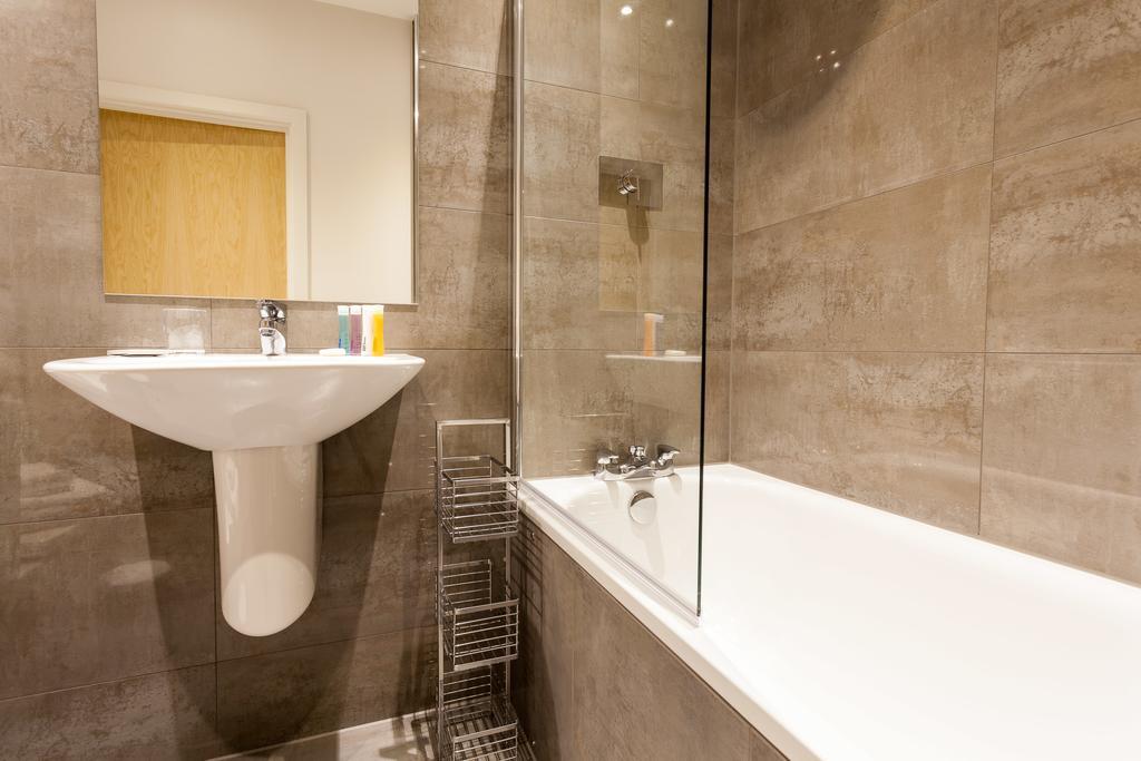 Self-Contained Town Centre One Bedroom Apartments By Helmswood Serviced Apartments Редхилл Экстерьер фото