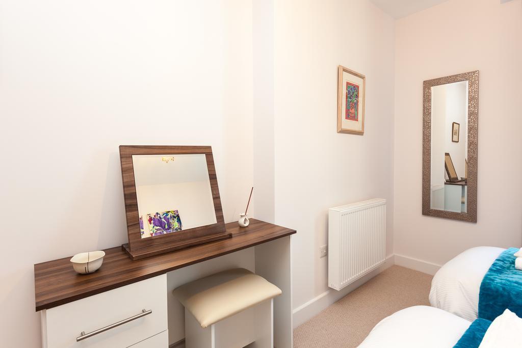 Self-Contained Town Centre One Bedroom Apartments By Helmswood Serviced Apartments Редхилл Экстерьер фото