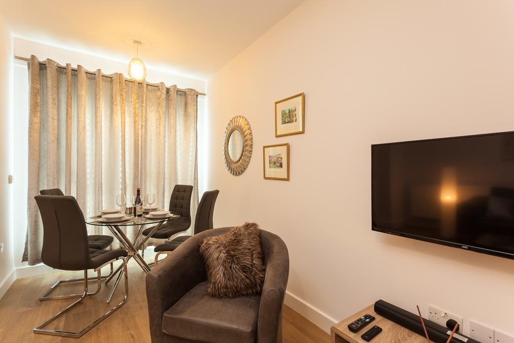 Self-Contained Town Centre One Bedroom Apartments By Helmswood Serviced Apartments Редхилл Экстерьер фото