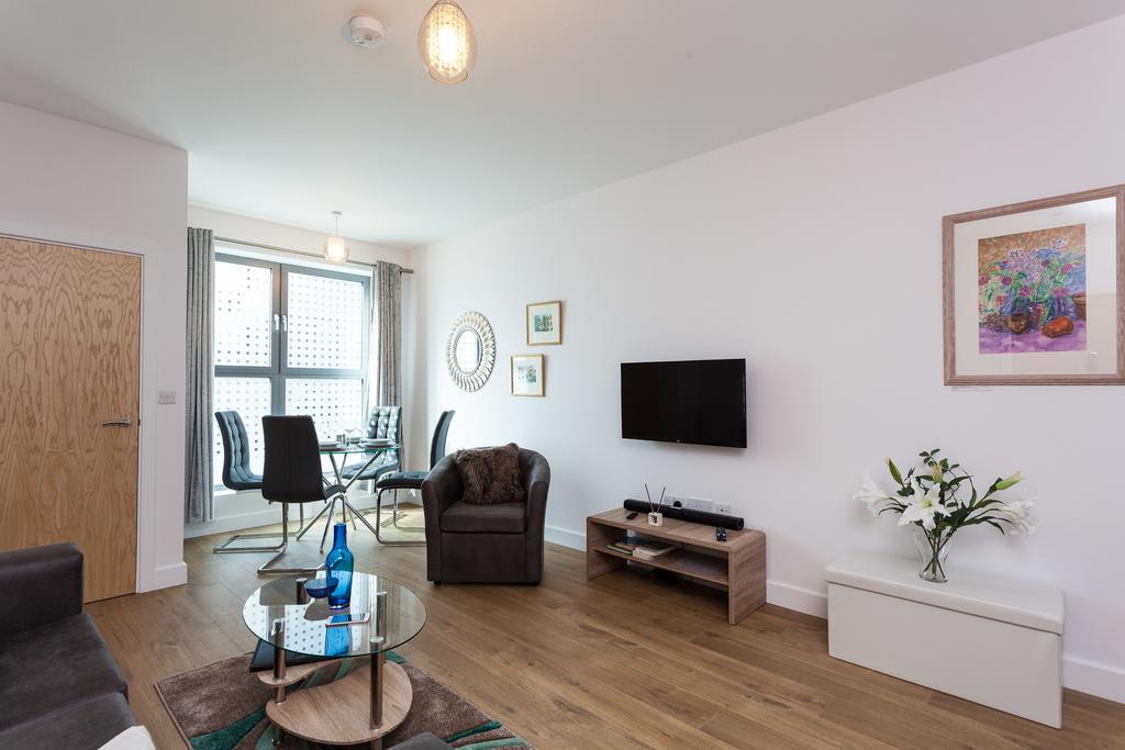 Self-Contained Town Centre One Bedroom Apartments By Helmswood Serviced Apartments Редхилл Экстерьер фото